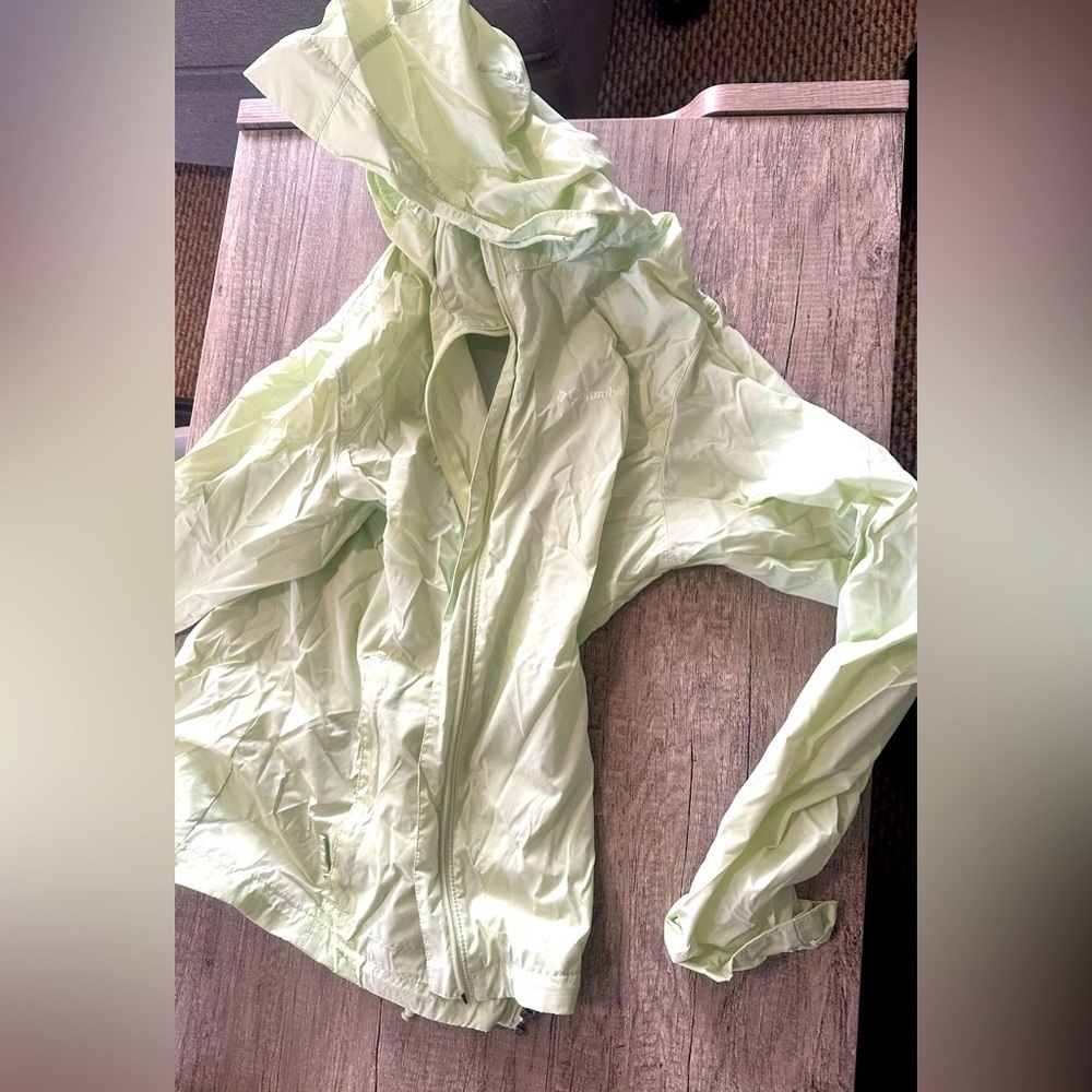 Columbia light rain jacket/windbreaker